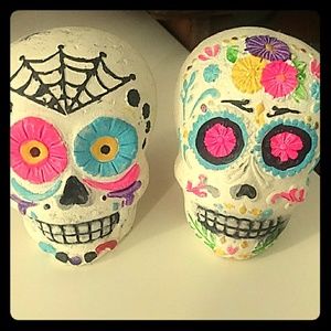 2 mini skulls